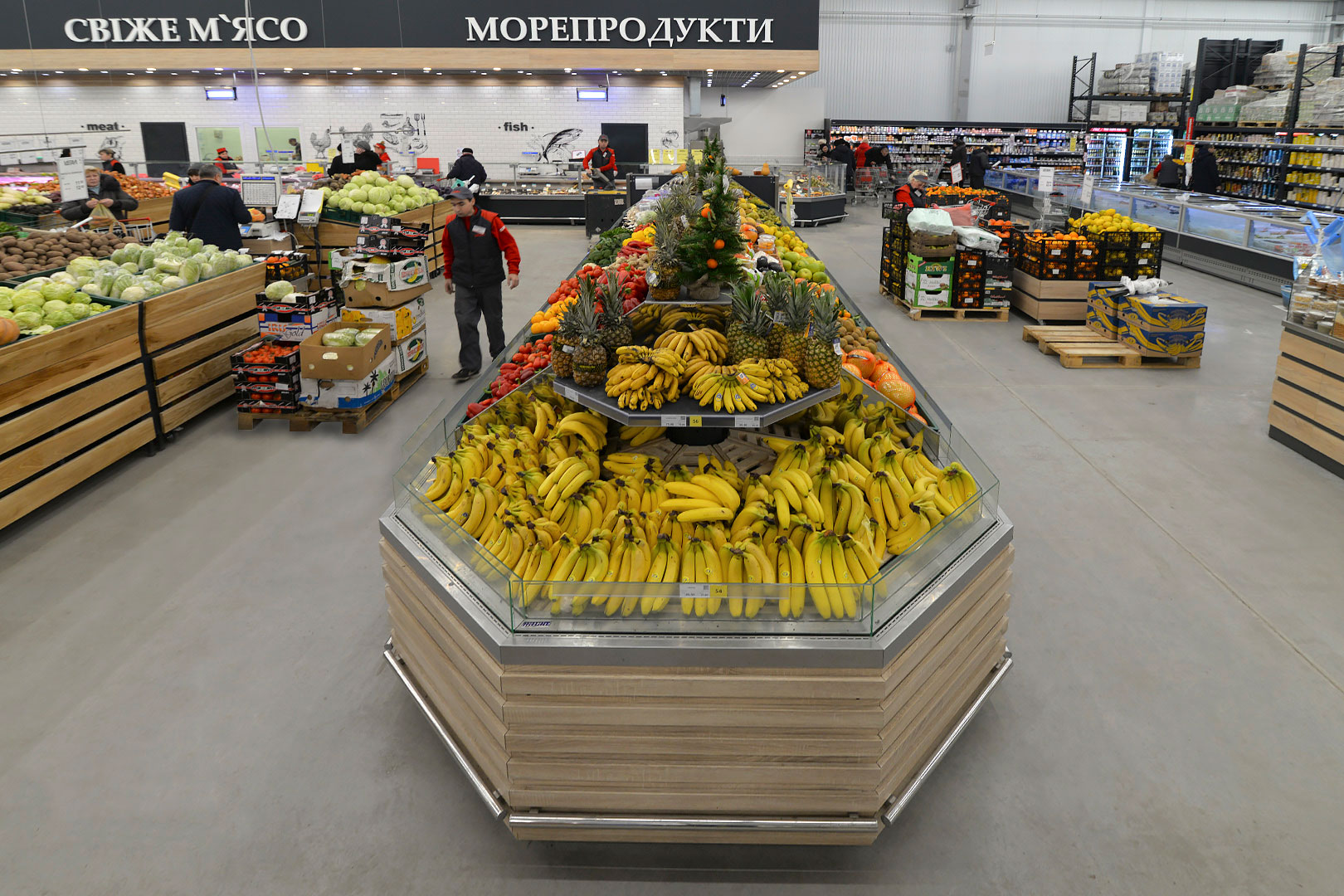 Tiefkühlwandvitrinen für den Verkauf von Gemüsen und Obst Missouri VF MC 110 VF self M im Supermarkt "Ideal"
