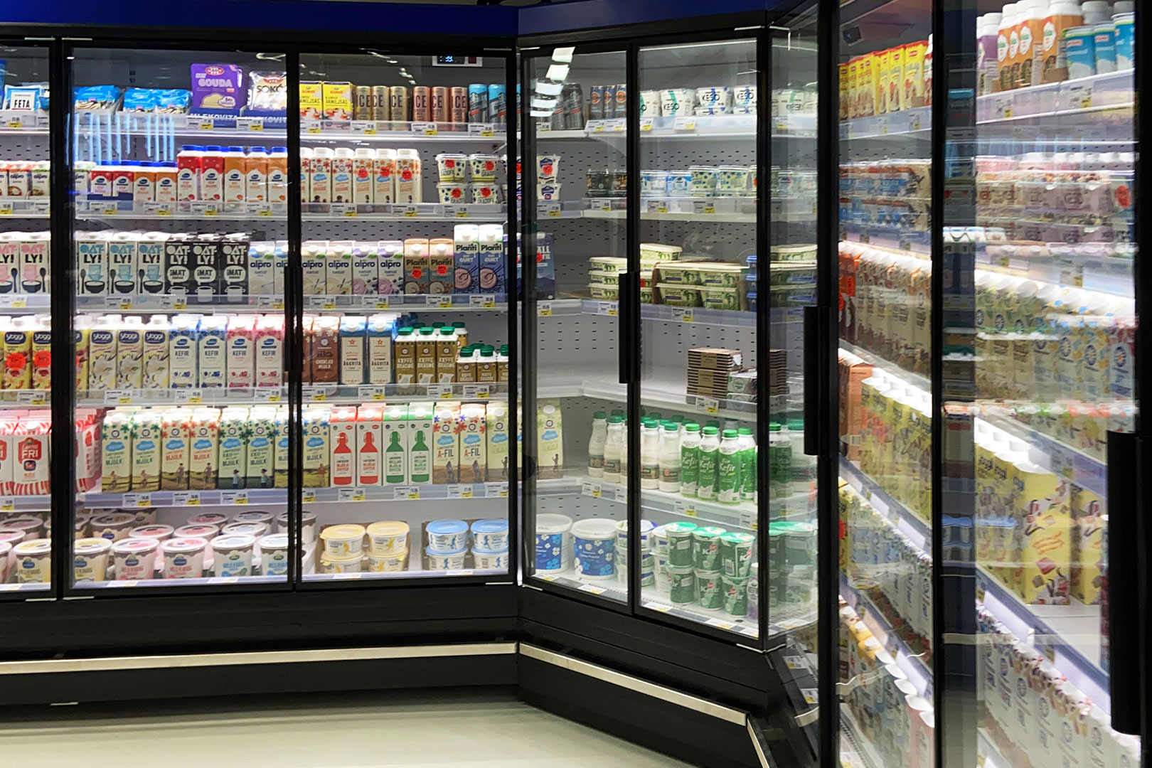 Холодильные пристенные витрины Indiana MV 080 MT D, супермаркет (Швеция)