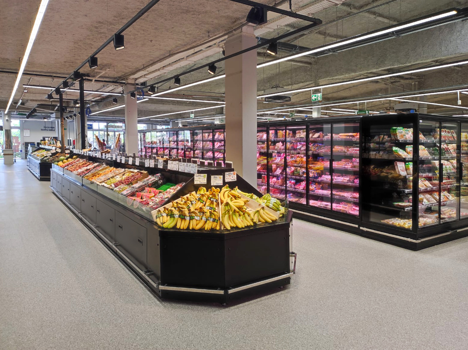 Специализированные витрины для продажи овощей и фруктов Missouri VF MC VF self M, пристінні вітрини Indiana 2 MV 090 MT D M, супермаркет AUCHAN (Франция)